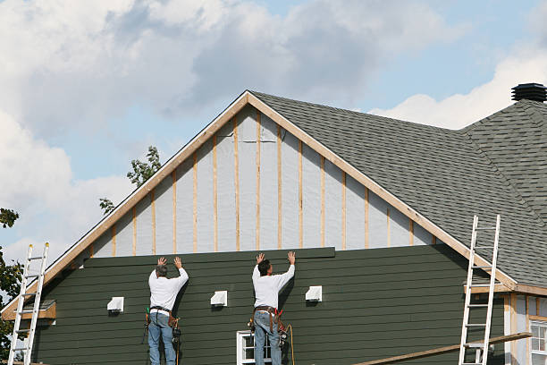 Professional Siding technician working in Dalzell, SC
